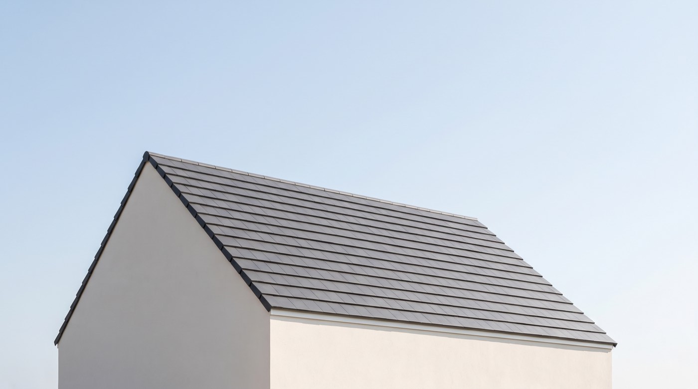 Satteldach mit Flachdachziegeln, scharfer Ortgang, ohne Gerüst